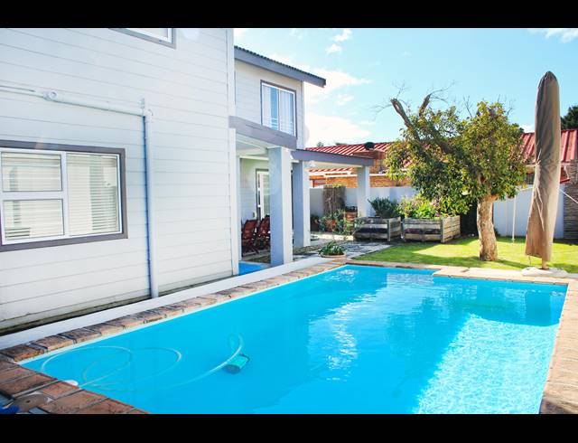 4 BEDROOM HOUSE FOR SALE IN KLEINMOND CENTRAL